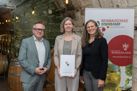 Franz Bock, Leiter der Bildungsregion Nord, Julia Mainx, die neue Direktorin der Landwirtschaftlichen Fachschule Eisenstadt und Landeshauptmann-Stellvertreterin Anja Haider-Wallner.