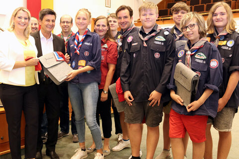 Landesrätin Daniela Winkler und Landesrat Christian Illedits überreichten den Pfadfinderinnen und Pfadfindern eine Burgenland-Tasche als Geschenk für ihr Abenteuer