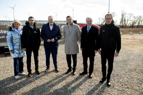 Landeshauptmann Hans Peter Doskozil gemeinsam mit Infrastrukturminister Peter Hanke, Bürgermeisterin Landtagsabgeordnete Elisabeth Böhm, Weidens Bürgermeister Heinrich Hareter sowie Stephan Sharma, CEO der Burgenland Energie und Reinhard Czerny, Finanzvorstand, FFO der Burgenland Energie beim Startschuss des größten Windparks Österreichs in Neusiedl/Weiden.