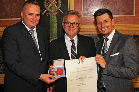 Neben Landeshauptmann Niessl erhielten auch Oskar Wawra, Bereichsdirektor für Internationale Beziehungen der Stadt Wien a.D., Walter Koren, Leiter Außenwirtschaft Austria, und VAMED-Vorstand Ernst Wastler die Rosthorn-Medaille