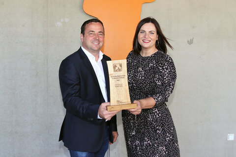 Landeshauptmannstellvertreterin Astrid Eisenkopf mit Obmann Igor Smrtnik vom Storchenverein Rust, Preisträger in der Kategorie „Heimtiere, Tierschutzorganisation“