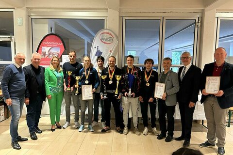 Landesrätin Mag.a (FH) Daniela Winkler (3.v.l.) gratulierte zum 75-jährigen Jubiläum. Sie überreichte im Zuge der Siegerehrung auch die Medaillen und Urkunden an die Sportlerinnen und Sportler der Burgenländischen Landesmeisterschaft.