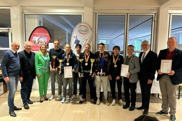 Landesrätin Mag.a (FH) Daniela Winkler (3.v.l.) gratulierte zum 75-jährigen Jubiläum. Sie überreichte im Zuge der Siegerehrung auch die Medaillen und Urkunden an die Sportlerinnen und Sportler der Burgenländischen Landesmeisterschaft.