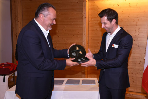 Andreas Ivanschitz erhielt von Landeshauptmann Hans Peter Doskozil den "Ehrenpreis des Landeshauptmannes" überreicht