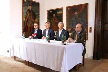 Ausstellungskurator Gert Polster, Michael Gerbavsits, Stiftungsadministrator, Bürgermeister Vinzenz Knor und Ladislaus E. Batthyány-Strattmann, Kurator der Batthyány-Strattmann Burgstiftung Güssing.