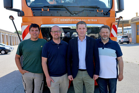(v.l.n.r.): Josef Schibich (Tiergarten Schönbrunn – handwerklicher Dienst), Norbert Schelakovsky (Leiter des Landesforstgartens), Hannes Thiesz (Geschäftsführer des Eigenbetriebs Bau und Betrieb Burgenland) und Gerald Gebhart (Leiter Bau und Betrieb Nord).