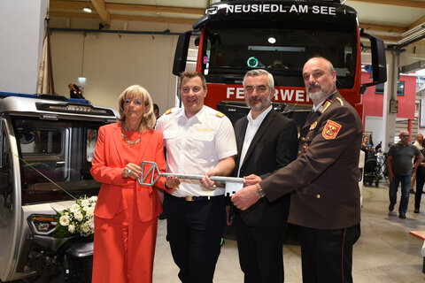 Bei der Schlüsselübergabe (v.l.) Bürgermeisterin LAbg. Elisabeth Böhm, Feuerwehrkommandant ABI Reinhard Theuritzbacher, Landesrat Mag. Heinrich Dorner, Landesfeuerwehrkommandant LBD Ing. Franz Kropf.
