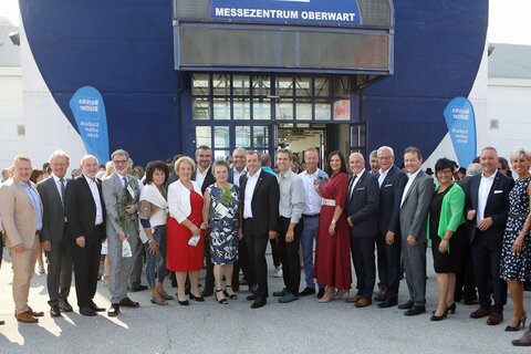 Landtagspräsidentin Verena Dunst (7.v.l.), Landeshauptmann-Stellvertreter Johann Tschürtz (10.v.r.), Landesrätin Astrid Eisenkopf (9.v.r.), Landesrat Heinrich Dorner (8.v.l.), Oberwarts Bürgermeister Georg Rosner (8.v.r.) und Inform Oberwart Geschäftsführer Markus Tuider (5.v.l.) mit weiteren Politikern und Prominenz vor dem Eingang der Inform.