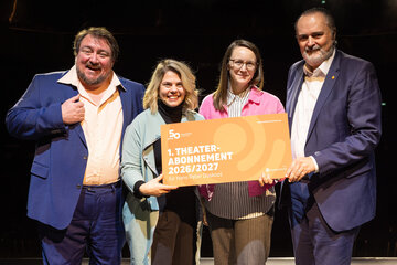 Das erste Theater-Abonnement der Spielsaison 2026/27 der Kulturzentren Burgenland geht an Hans Peter Doskozil. Auf dem Foto: Christoph Krutzler, Claudia Priber, Johanna Sebauer und Landeshauptmann Hans Peter Doskozil (v.l.).