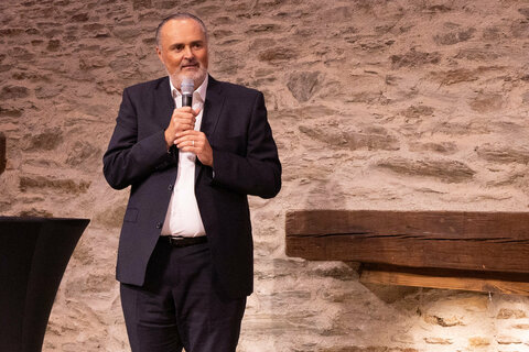 Landeshauptmann Hans Peter Doskozil spricht beim Festakt zur Verleihung des Europäischen Dorferneuerungspreis 2024.