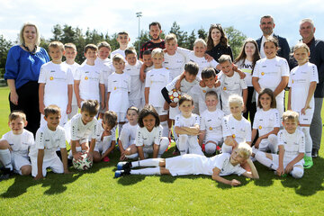 Sport-Landesrat Mag. Heinrich Dorner (2.v.r. hinten) und Bürgermeister Karl Degendorfer (r. hinten) besuchten das Fußball-Camp am Sportplatz in Weppersdorf. Organisiert wird dieses von den Kinderfreunden Burgenland unter Alexandra Gager (hinten stehend). Betreut werden die Kids beim Camp von Manuel Renner (Mitte, hinten stehend) sowie Laura Sommer und Elena Schranz.