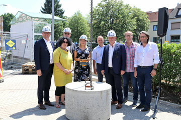Symbolische Grundsteinlegung für die NMS Neudörfl. V.l.: OSG-Geschäftsführer Alfred Kollar, NMS-Direktorin Brigitte Knotzer, LSI Erwin Deutsch (hinten), Bildungslandesrätin Daniela Winkler, Bürgermeister Karl Izmenyi - Krensdorf, Bürgermeister Dieter Posch – Neudörfl, Bürgermeister Martin Mittenecker – Pöttsching, Bürgermeister Gerhard Hutter – Bad Sauerbrunn