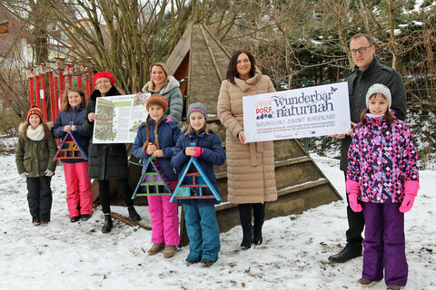 Übergabe eines Insektenhotels an die Volksschule Sieggraben mit den Schülerinnen Helena und Anja, Direktorin Andrea Tauber, Bildungslandesrätin Daniela Winkler, den Schülerinnen Katharina und Julia, LH-Stv. Astrid Eisenkopf (Obfrau des Vereins UNSER DORF und für Dorfentwicklung zuständige Landesrätin), Bürgermeister Andreas Gradwohl und Schülerin Mia.