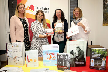 Die Leiterin der Gemeindebücherei Rechnitz Mag.a Evelyn Knopf, die Vorständin der Abteilung für Bildung, Kultur und Wissenschaft im Amt der Burgenländischen Landesregierung Mag.a Claudia Priber und die Erste Vorsitzende des Vorstandes des Landesverbandes Bibliotheken Burgenland Mag.a Silke Rois sowie die zweite Vorsitzende Ingrid Hochwarter (v. l. n. r.) nahmen die Jubiläumsbände, entstanden im Rahmen des 100-jährigen Bestandsjubiläums des Burgenlandes und zur Verfügung gestellt von Landeshauptmann Hans Peter Doskozil, entgegen.