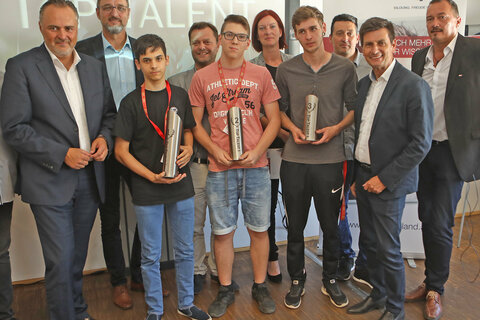 Landeshauptmann Hans Peter Doskozil (2.v.l.) und Landesrat Christian Illedits (2.v.r.) mit AK-Präsident Gerhard Michalitsch (3.v.l.), BFI Burgenland Geschäftsführer Jürgen Grandits (5.v.l.) und MAZ-Leiter Christian Pelzmann (l.) mit den ausgezeichneten Lehrlingen.