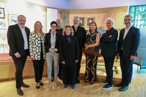 Bei der Neueröffnung des Liszt Museums:  Landeshauptmann Hans Peter Doskozil, Landesrätin Daniela Winkler, LIB-Geschäftsführerin Jutta Benedek, Landesrat Heinrich Dorner, das Kuratoren-Team Johannes und Eduard Kutrowatz, Claudia Priber, Geschäftsführerin der Kultur-Betriebe Burgenland, , Co-Kuratorin Theresia Gabriel und der künstlerische Gestalter Christof Cremer