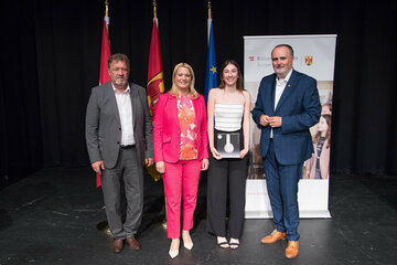 LH Hans Peter Doskozil gratulierte gemeinsam mit Bildungslandesrätin Daniela Winkler und Bildungsdirektor Alfred Lehner Maturant*innen mit ausgezeichnetem Erfolg.