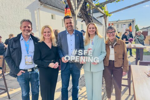 Neusiedler See-Erlebnisregionsmanager Patrik Hierner, Erste Vizebürgermeisterin von Illmitz Heidemarie Galumbo, Burgenland Tourismus-Geschäftsführer Didi Tunkel, Landesrätin Daniela Winkler und Zweite Vizebürgermeisterin von Illmitz Anna Sipötz beim gestrigen Auftakt des See Opening 2026 in Illmitz