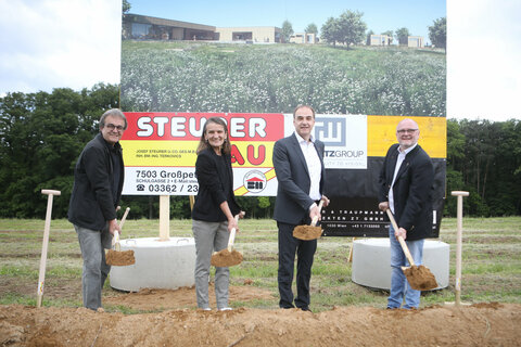Josef und Gerda Wiesler, Landesrat Dr. Leonhard Schneemann und Hans Kilger beim Spatenstich.