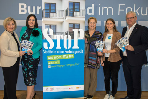 Mattersburgs Bürgermeisterin LAbg. Claudia Schlager, die auch Obfrau des Vereins „Die Tür“ ist, Landeshauptmann-Stellvertreterin Mag.a Astrid Eisenkopf, Elke Aufner-Hergovich, Geschäftsführerin des Vereins „Die Tür“, Christina Kopf, MA MA, vom Verein AÖF - Autonome Österreichische Frauenhäuser und Gesamtkoordinatorin des Projekts „StoP - Stadtteile ohne Partnergewalt“, und Eisenstadts Bürgermeister LAbg. Mag Thomas Steiner.