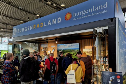 Der Burgenland-Stand bei der CMT Stuttgart als Anlaufpunkt für zahlreiche Messegäste. Das Team von Burgenland Tourismus berät zu Rad-, Natur-, Thermen- und Genussurlauben.