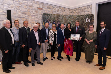 Blickten gemeinsam auf 30 Jahre grenzüberschreitenden Nationalpark zurück: (v.l.) Der frühere Nationalparkdirektor Kurt Kirchberger, LAbg. Wolfgang Spitzmüller, Landesrat a.D. Werner Falb-Meixner, Landesrat a.D. Paul Rittsteuer, LAbg. Bürgermeister Kilian Brandstätter, Nationalratsabgeordneter Bürgermeister Maximilian Köllner, Landesrätin Daniela Winkler, Landesrat a.D. Helmut Bieler, Landeshauptmann-Stellvertreterin Astrid Eisenkopf, der amtierende Direktor des Nationalparks Neusiedler See – Seewinkel, Johannes Ehrenfeldner, die Direktorin des Fertö-Hanság Nemzeti Park, Matthaea Kulcsárné Roth, Ungarns Stellvertretender Staatssekretär im Agrarministerium, Balczó Bertalan.
