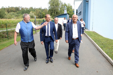 Geschäftsführer Richard Vettermann mit Landesrat Dr. Leonhard Schneemann und Landtagsabgeordneten, Olbendorfs Bürgermeister Wolfgang Sodl (v.l.).