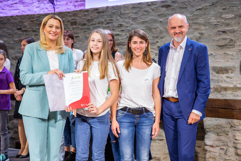 Bildungslandesrätin Mag.a (FH) Daniela Winkler und Bildungsdirektor Mag. Heinz Josef Zitz mit dem Klassenchor der 2. Musik:klasse es BRG Mattersburg