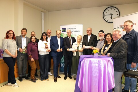 Landeshauptmann Hans Peter Doskozil und Bischof Ägidius Zsifkovics mit Pfarrer Norbert Filipitsch (4.v.r.), der die Suppen zubereitet hat und den Verantwortlichen und Teilnehmerinnen und Teilnehmern des Benefizsuppenessens in der Weinbauschule Eisenstadt.