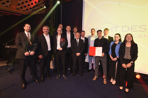 Dietmar Tunkel, Burgenland Tourismus GmbH, sowie Philip Newald, Österreichische Lotterien GmbH, mit der „Sportlerin des Jahres“, Charlize Mörz, Kunstturnen