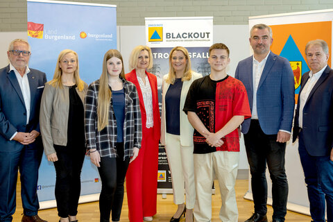 Bevölkerungsschutz-Präsident Mag. Herbert Wagner, Elisabeth Szuppin, Direktorin des Schulzentrums Purbach, w.HRin Mag.a Sandra Steiner, Leiterin des Präsidialbereiches der Bildungsdirektion für Burgenland, Landesrätin Mag.a (FH) Daniela Winkler, Landesrat Mag. Heinrich Dorner und Purbachs Bürgermeister Harald Neumayer mit SchülerInnen des Schulzentrums Purbach bei der Präsentation des Blackout-Konzeptes.