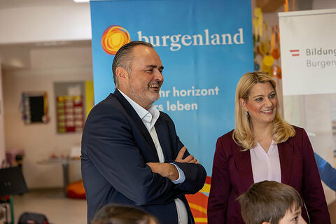LH Doskozil und Landesrätin Winkler bei der Übergabe der Blockflöten in der Volksschule Mattersburg