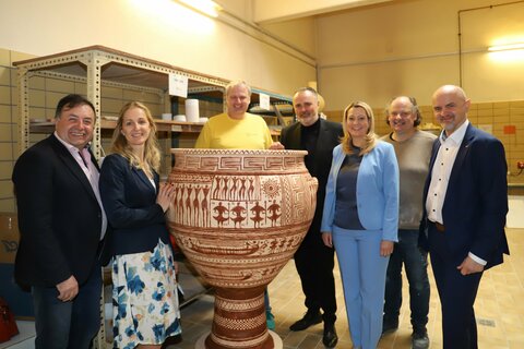 Der Bürgermeister der Marktgemeinde Stoob, Bruno Stutzenstein, CERAMICO-Geschäftsführerin und Schuldirektorin Anita Wolf, Administrator Christian Tausz, Landeshauptmann Hans Peter Doskozil, Bildungslandesrätin Daniela Winkler, Werkstättenleiter Manfred Ringhofer und der Bildungsdirektor für Burgenland, Heinz Josef Zitz, (v.l.n.r.) in der Werkstätte;