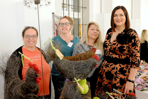 Die Ausstellerinnen Marion Neuwirth, Nicole Filipits und Petra Knauer Petra mit Landeshauptmann-Stellvertreterin Mag.a Astrid Eisenkopf.