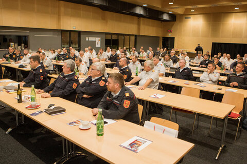 Zahlreiche Landes- und Bezirksfunktionäre sowie Abschnitts- und Bezirksfeuerwehrkommandanten, Bezirks- und Landesreferenten sowie der Landesfeuerwehrrat nahmen beim Lehrgang in Neutal teil.
