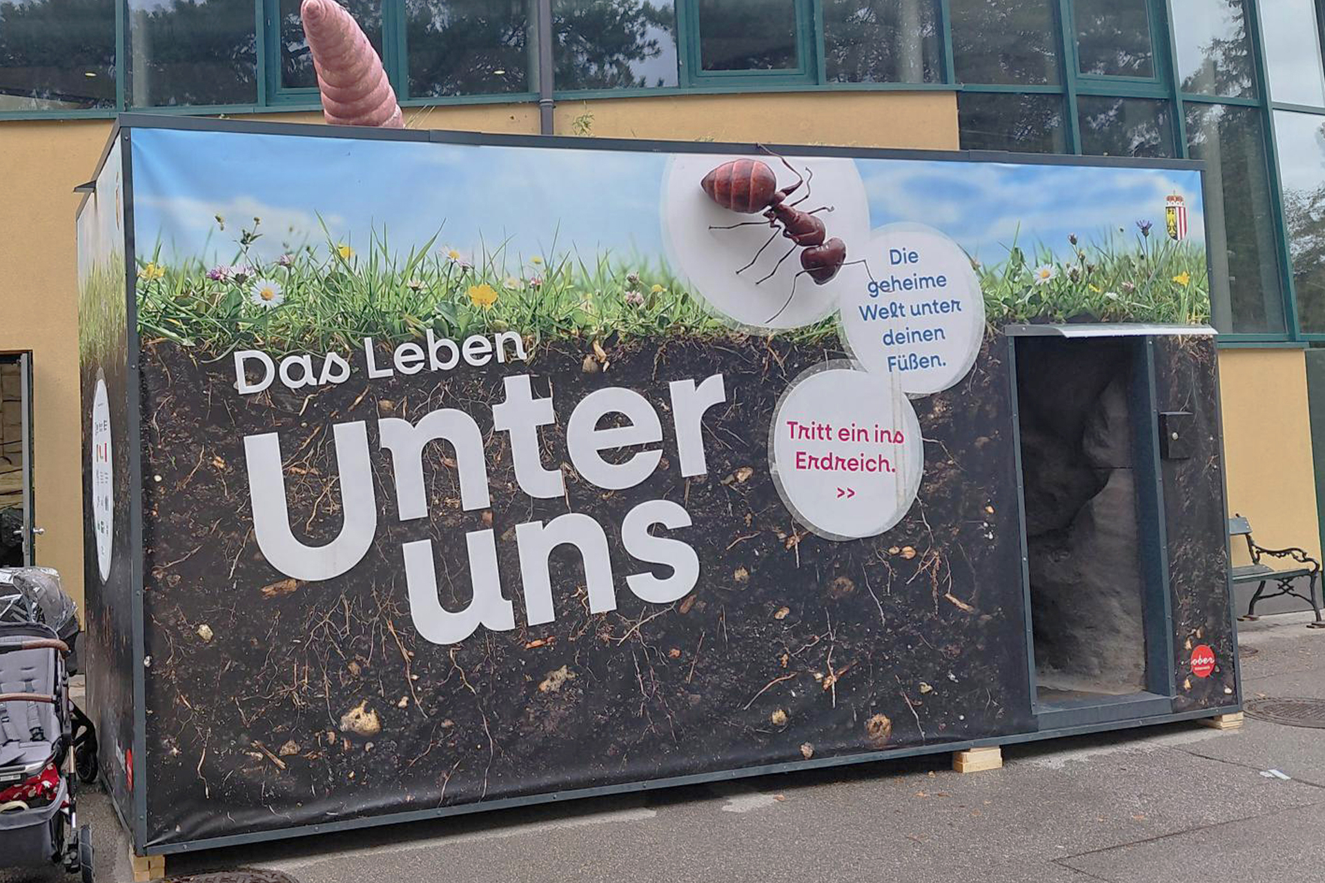 Bodencubus vor dem Landhaus