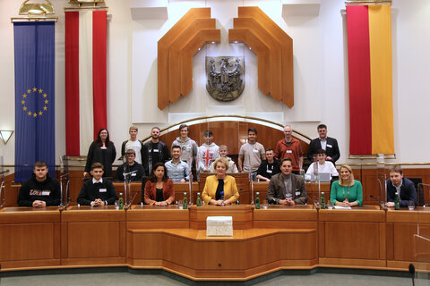 Landesrätin Mag. (FH) Daniela Winkler und Landtagspräsidentin Verena Dunst mit Schülern der Berufsschule Mattersburg