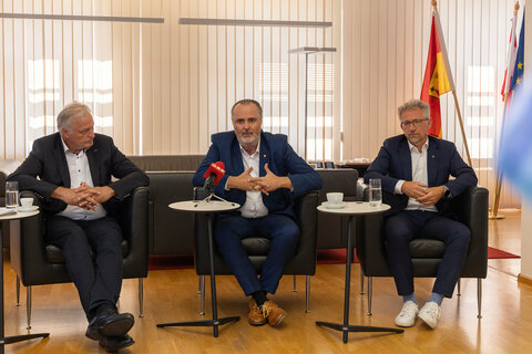 Pressegespräch zur Unterzeichnung eines Kooperationsvertrages zwischen dem Land Burgenland und der Montanuniversität Leoben (v.l.) Rektor Peter Moser, Landeshauptmann Hans Peter Doskozil, Univ.-Prof. Gerald Pinter.