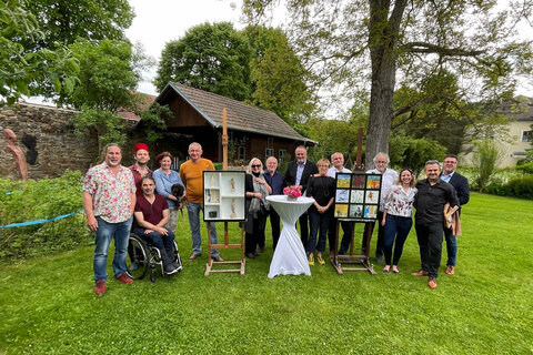 Landeshauptmann Hans Peter Doskozil mit Prof. Harro Pirch und den teilnehmenden Künstlerinnen und Künstlern