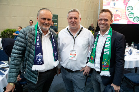 Landeshauptmann Hans Peter Doskozil mit Gastronom Klaus Glavanics und Stadtrat Marc Seper (v.l.). Auch er drückte beide Mannschaften die Daumen, wobei bei Rapid sein Bruder Daniel Seper als Co-Trainer auf der Bank saß.