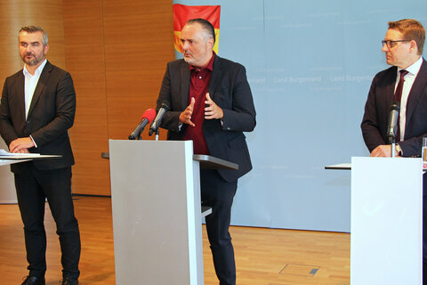 Infrastrukturlandesrat Heinrich Dorner, Univ. Prof. DI Dr. Gerald Goger, Geschäftsführer BELIG, und Landeshauptmann Hans Peter Doskozil präsentierten mit der „Projektentwicklung Burgenland GmbH“ ein neues Serviceangebot für Gemeinden bei Bauprojekten (v.l.).