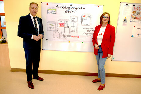 irektorin Gabriele Ehrenhöfer, MSc (Schule für allgemeine Gesundheits- und Krankenpflege Oberwart und Expositur Eisenstadt) mit Soziallandesrat Dr. Leonhard Schneemann im Zuge des Tages der Offenen Tür in Oberwart.