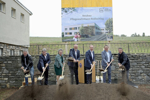 Landeshauptmann Hans Peter Doskozil (Mitte) und Landesrat Leonhard Schneemann (3.v.r.) nahmen gemeinsam mit Amtsleiter Uwe Marth, Gemeindevorstand Wilhelm Böhm, Bürgermeisterin Renate Habetler, Landesimmobilien Burgenland-Geschäftsführer (LIB) Gerald Goger und Vizebürgermeister Thomas Baldauf (v.l.) den Spatenstich vor.