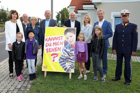 Verkehrssicherheitsreferent LH-Stv. Johann Tschürtz, DI Sabine Kaulich (KFV, 3. v. r.), Bildungsdirektor Heinz Josef Zitz (4. v. r.), Heidrun Holzkorn, Leiterin VS Loipersbach (l.), Loipersbachs Bürgermeister Mag. Erhard Aminger (4. v. l.), Vizebürgermeisterin Erna Fürst (3. v. l.), Gemeinderat Siegfried Zeltner (2. v. l.) und der Leiter der Landesverkehrsabteilung Burgenland Oberst Andreas Stipsits (r.) mit SchülerInnen der VS Loipersbach