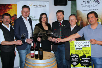 Gastronom Sascha Wurglits, Tourismuslandesrat MMag. Alexander Petschnig, Landesrätin Mag.a Astrid Eisenkopf, Thomas Schreiner, Obmann Verband Weinidylle Südburgenland, Harald Popofsits, Südburgenland Tourismus, und Christoph Wachter, Obmann Verein Eisenberg DAC (v.l.) informierten im Rahmen eines Pressegespräches in Großpetersdorf über den „Weinfrühling Südburgenland 2019“ als eine der wichtigsten Tourismus-Auftaktveranstaltungen der Region