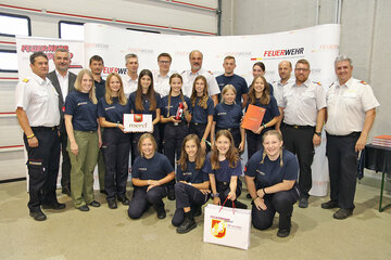 LR Heinrich Dorner mit der Feuerwehr-Mädchengruppe aus Baumgarten/Schattendorf