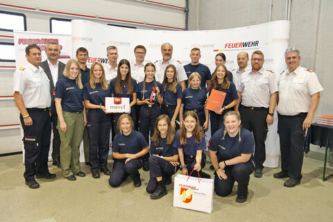 LR Heinrich Dorner mit der Feuerwehr-Mädchengruppe aus Baumgarten/Schattendorf
