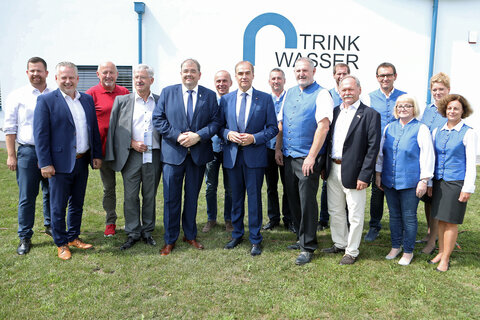 Landesrat Dr. Leonhard Schneemann (7.v.l.) mit dem großen Team und deren Gemeinden des Wasserverbandes Unteres Lafnitztal.
