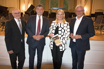 Mag. Friedrich Tinhof, Obmann des Haydnorchesters Eisenstadt, Hausherr Dr. Stefan Ottrubay, Vorstandsvorsitzender der Esterhazy Privatstiftung, LRin Mag.a (FH) Daniela Winkler und Eisenstadts Bürgermeister LAbg. Mag. Thomas Steiner, Vizepräsident des Haydnorchesters Eisenstadt.