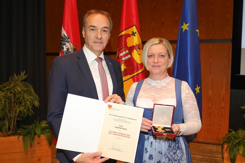 Angelika Spirk nahm von Landesrat Leonhard Schneemann das Goldene Ehrenzeichen entgegen.